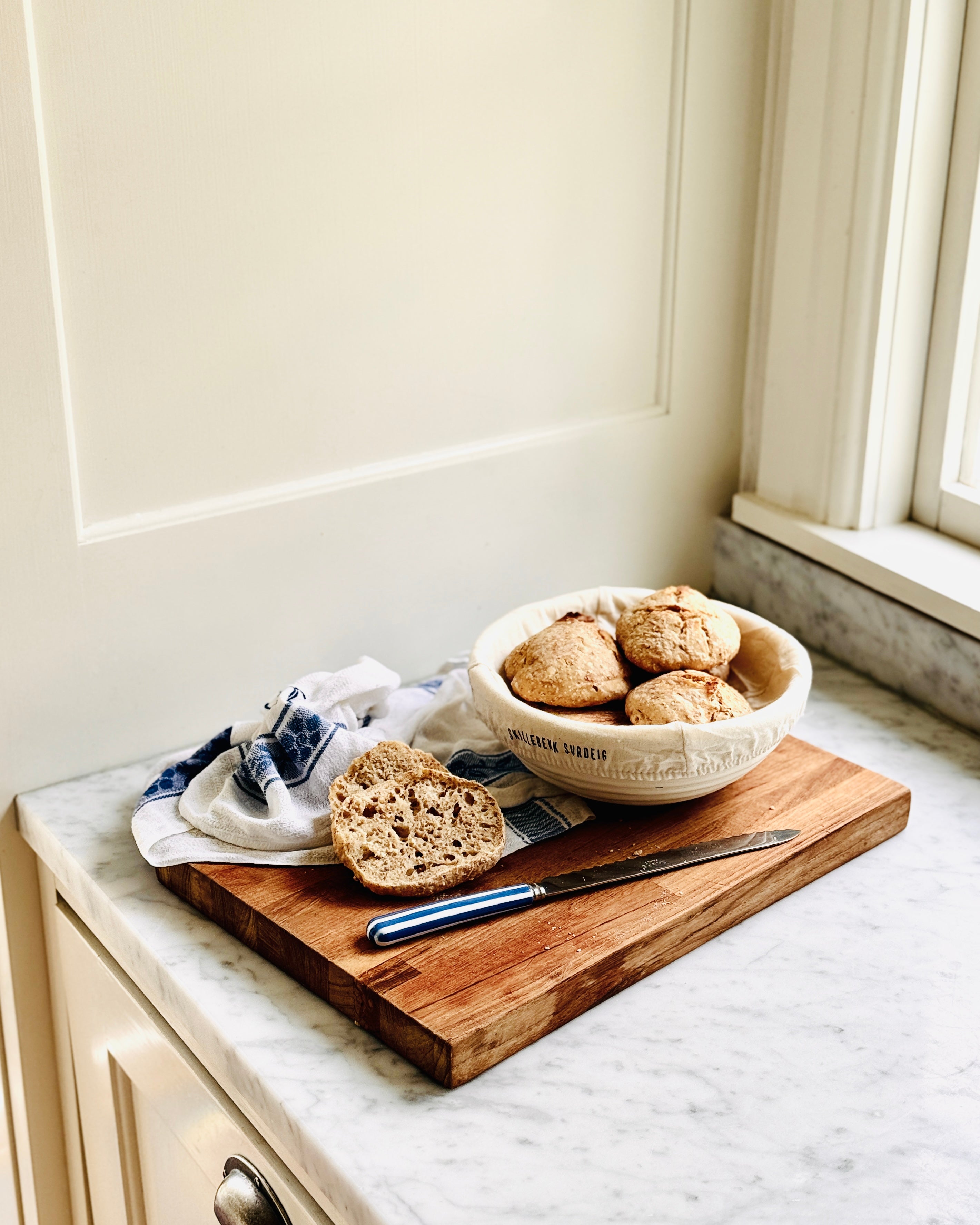 Enkle Over-natten Rundstykker med Spelt