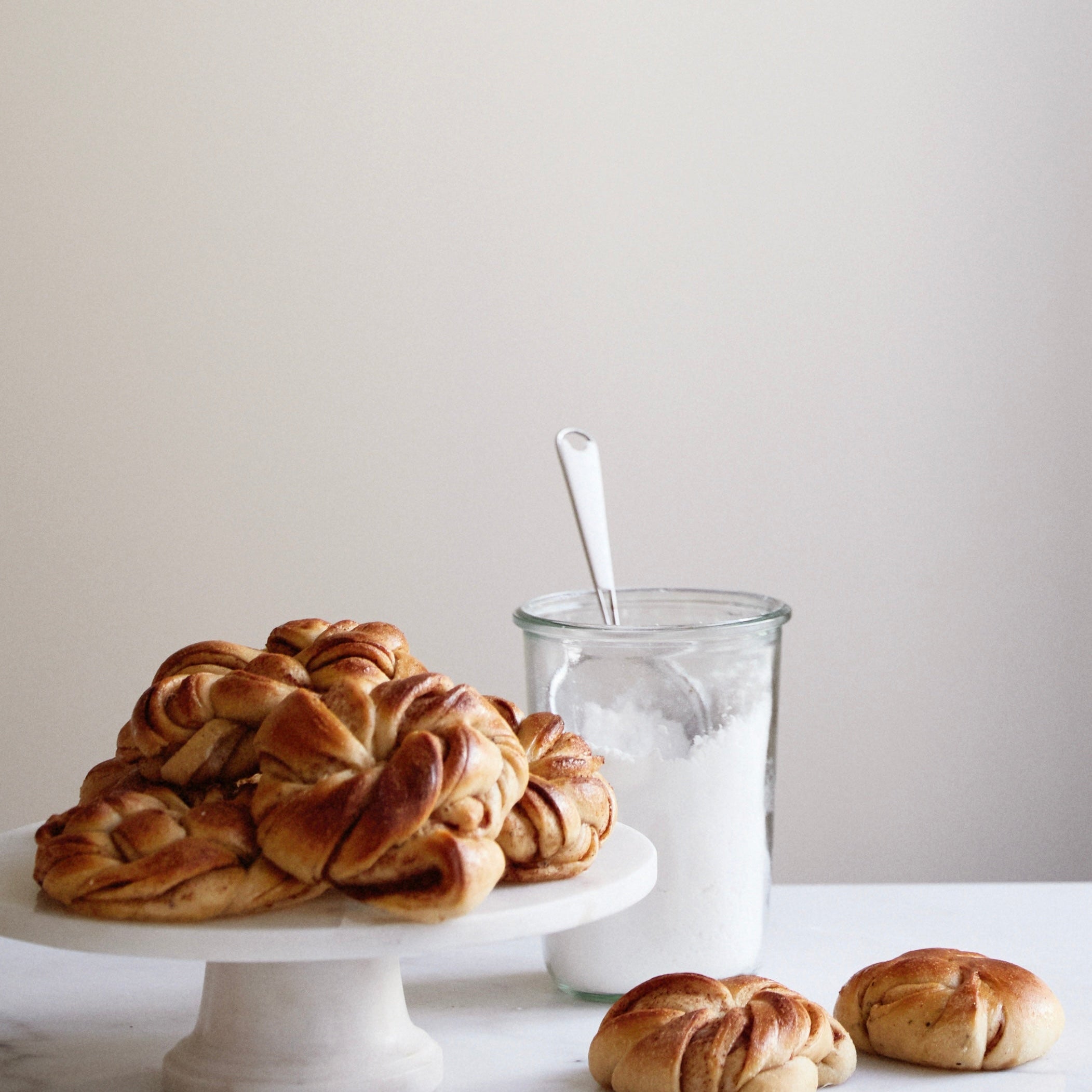 Kanelboller bakt på surdeig