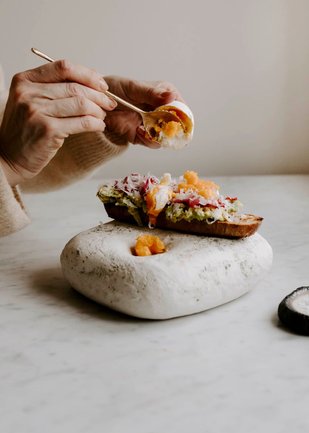 Avocadotoast med syltet rødløk