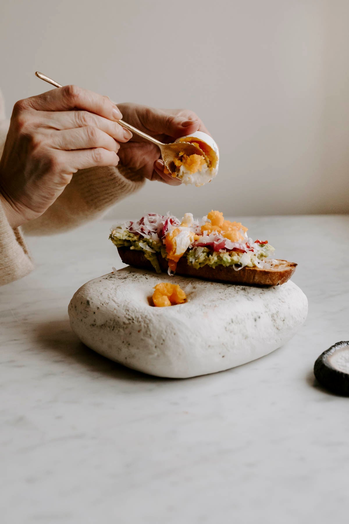 Avocadotoast med syltet rødløk