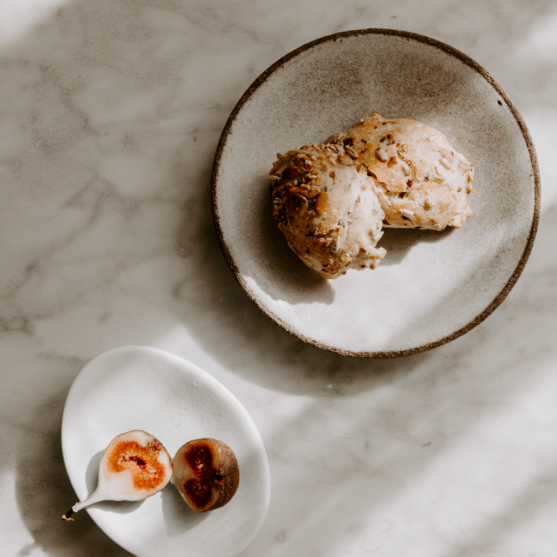 Enkle over natten rundstykker med frø
