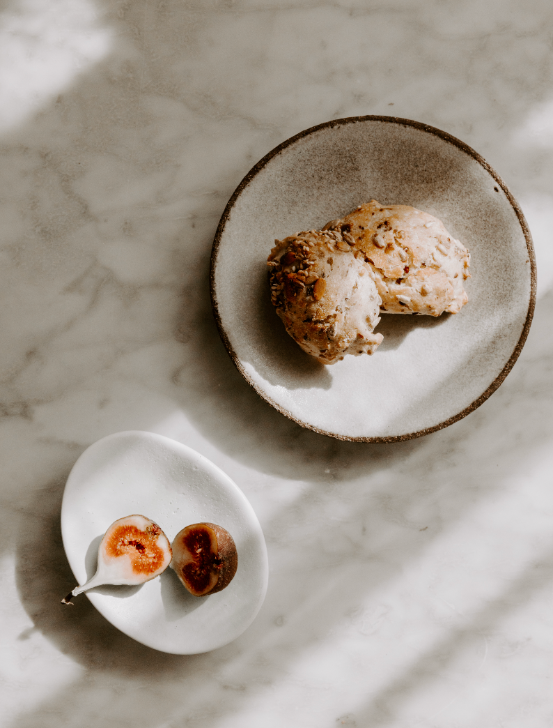 Enkle over natten rundstykker med frø