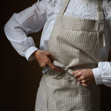 Forkle i bomull - beige med brune striper