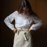 Forkle i bomull - beige med gule striper