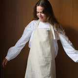 Forkle i bomull - beige med gule striper