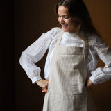 Forkle i bomull - beige med brune striper