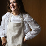 Forkle i bomull - beige med brune striper