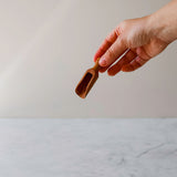 Liten scoop i oliventre – 7 cm