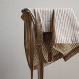 Forkle i bomull - beige med brune striper